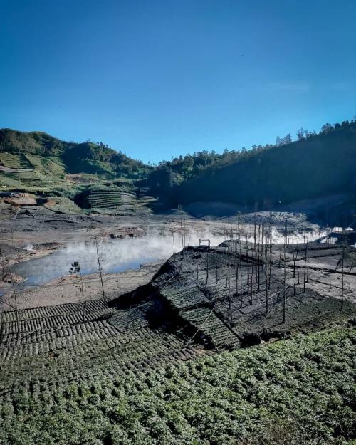 Kawah Sileri, 1. Curug Pitu  Curug Pitu adalah kawasan air terjun dengan suasana yang alami dipenuhi pepohonan. Curug Pitu artinya ialah tujuh tingkatan, yang mana pengunjung dapat menikmati pemandangan yang berbeda dari setiap curug. , 2. Anglir Mendung Banjarnegara  Anglir Mendung merupakan objek wisata alam di Kabupaten Banjarnegara, Jawa Tengah. Dikenal memiliki udara yang sejuk yang dikelilingi oleh hutan lindung. , 3. Waduk Mrica  Waduk Mrica diresmikan pada tahun 1989 oleh Presiden Soeharto. Waduk ini memiliki pemandangan yang sangat indah dan cocok untuk dijadikan tempat wisata. , 4. Gunung Lanang  Gunung Lanang merupakan salah satu tempat wisata di Banjarnegara. memiliki ketinggian 1.102 meter di atas permukaan laut, namun pengunjung sudah bisa menikmati pemandangan yang indah. , 5. Curug Mrawu  Curug Mrawu tempat yang cocok untuk destinasi liburan. Dalam perjalan ke tempat ini kamu akan disuguhi oleh pemandangan yang indah dan asri dari sawah dan hutan. , 6. Kawah Sileri Dieng  Kawah Sileri Dieng merupakan kawah vulkanik aktif yang berada di wilayah Dataran Tinggi Dieng. Letaknya berjauhan dengan lokasi wisata lainnya sehingga destinasi lainnya aman untuk dikunjungi wisatawan. , 7. Kawah Sikidang Dieng  Tempat ini merupakan salah satu tempat wisata terfavorit dan banyak wisatawan yang berkunjung berwisata. Udaranya yang sejuk serta pemandangan yang indah sukses menarik para wisatawan untuk berkunjung ke tempat ini. , 8. Kawah Candradimuka   Kawah Candradimuka merupakan salah satu kawah yang aktif di Dieng. Pemandangan yang indah menakjubkan menyajikan perbukitan yang hijau. , 9. Bukit Asmara Situk  Pemandangan bukit yang indah, dengan tinggi 683 mdpl sehingga para wisatawan dapat menikmati keindahahan alam yang indah dari atas. , 10. Surya Yudha Park  Surya Yudha Park merupakan tempat wisata bermain yang dapat dikunjungi bersama keluarga. Di tempat ini kamu dapat menikmati berbagai macam wahana, seperti Water Park, Terapi Ikan, Flying Fox