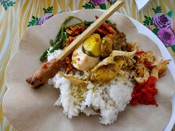 Top 10+ Nasi Jinggo Bali Paling Enak, Lauknya Bermacam-macam!