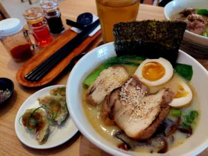 top 10+ ramen di bali yang enak dan otentik, wajib coba!