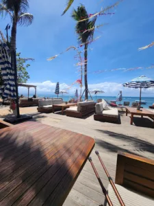 top 11+ beach club di bali yang makanannya enak-enak