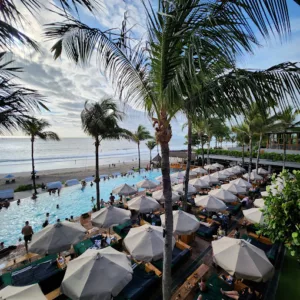 top 11+ beach club di bali yang makanannya enak-enak