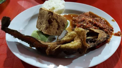 top 12+ pecel lele jakarta terenak, sambelnya nikmat!