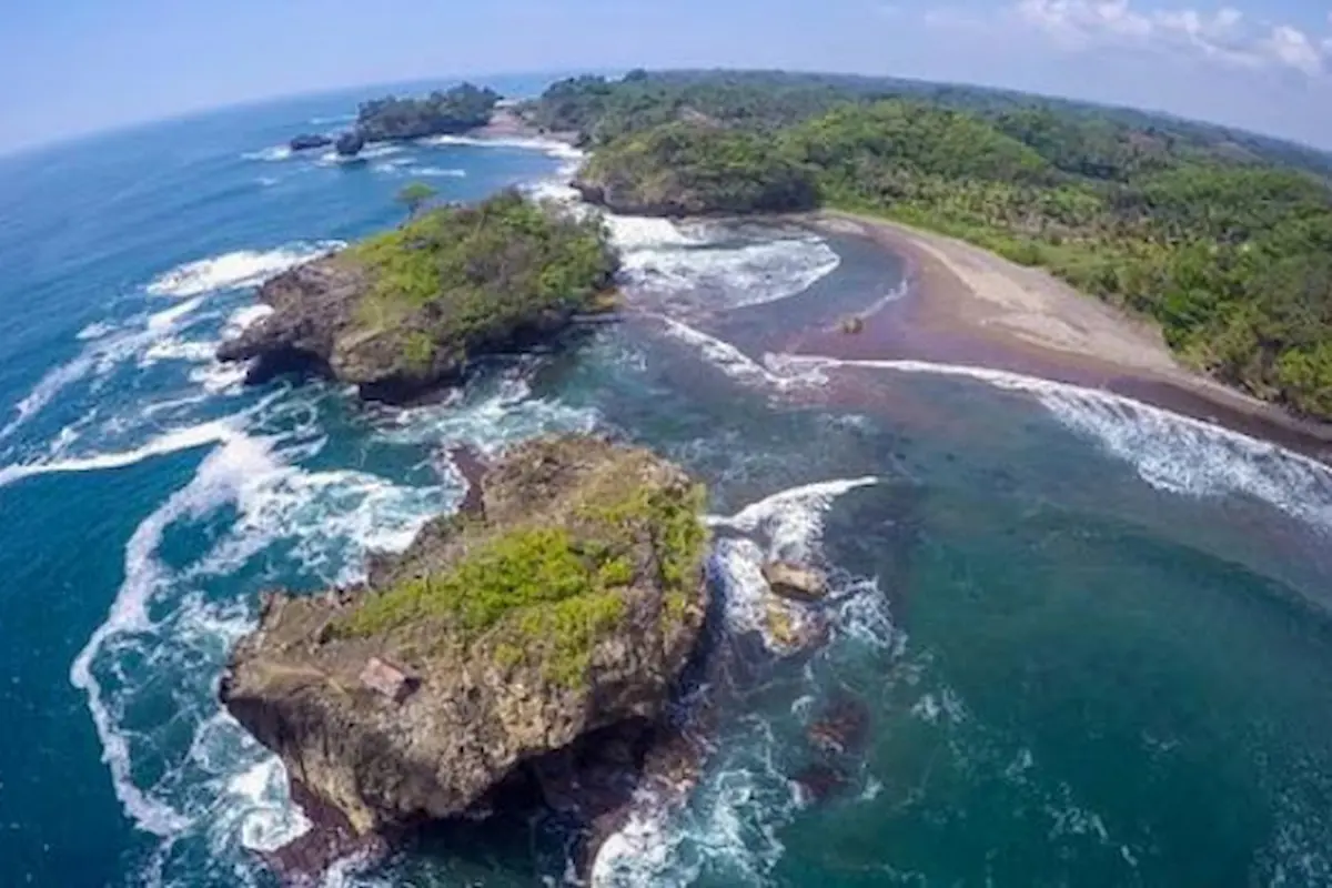 Top 12+ Tips Camping di Pantai Madasari yang Indah