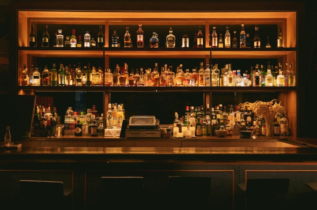 Top 13+ Pilihan Bar di Jakarta yang Paling Cozy untuk Hangout