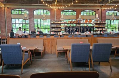 top 13+ pilihan bar di jakarta yang paling cozy untuk hangout