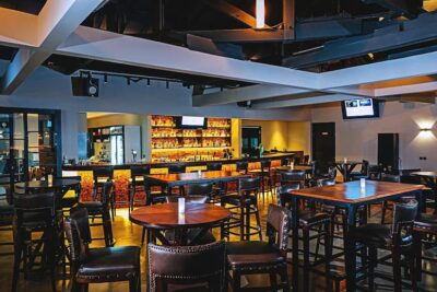 top 13+ pilihan bar di jakarta yang paling cozy untuk hangout
