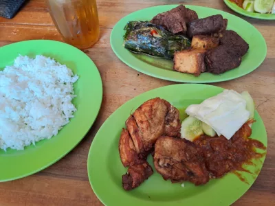 top 15+ ayam goreng jakarta yang enak dan juicy pol