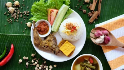 top 15+ ayam goreng jakarta yang enak dan juicy pol