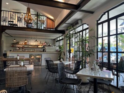 top 15+ rekomendasi cafe di bali yang ngehits dan jadi incaran turis