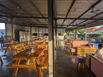 top 15+ rekomendasi cafe di bali yang ngehits dan jadi incaran turis