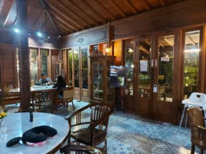top 4+ cat cafe di bekasi yang bikin mood lebih baik, 1. Superbee, 2. Zoo Coffee, 3. Yard Cafe &amp; Resto, 4. Seraya Menyapa