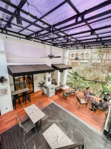 top 4+ cat cafe di bekasi yang bikin mood lebih baik, 1. Superbee, 2. Zoo Coffee, 3. Yard Cafe &amp; Resto, 4. Seraya Menyapa