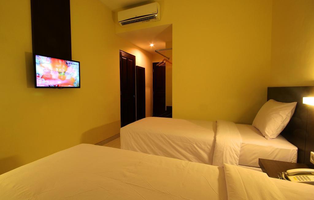 badung, bali, hotel, kuta, seminyak, top 4+ hotel terbaik di seminyak bali dengan harga terjangkau, 1. Bali Bee House Kerobokan, 2. The Agung Residence, 3. Van Mandri Guest House, 4. Spunky Premiere Kuta
