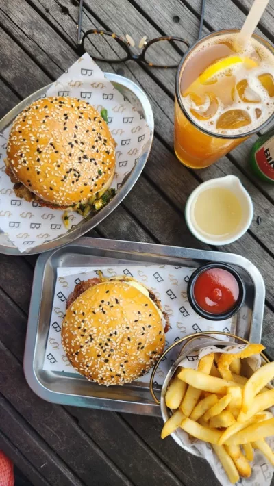 top 5+ burger di bali yang hits dan juicy!, 1. Wacko Burger, 2. BB52 Burgers Uluwatu, 3. Bossman, 4. Pit Stop Burger, 5. Cosmic Diner