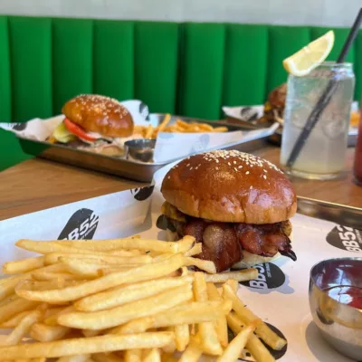 top 5+ burger di bali yang hits dan juicy!, 1. Wacko Burger, 2. BB52 Burgers Uluwatu, 3. Bossman, 4. Pit Stop Burger, 5. Cosmic Diner