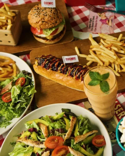 top 5+ burger di bali yang hits dan juicy!, 1. Wacko Burger, 2. BB52 Burgers Uluwatu, 3. Bossman, 4. Pit Stop Burger, 5. Cosmic Diner