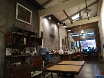 top 5+ cafe di ujung berung, cocok buat nongkrong dan seru-seruan!, 1. BaseCamp Cafe di Ujung Berung, 2. Koffie Kawan Coffee Living, 3. U-Berkopi, 4. D’Edge Coffee, 5. Roempi Coffee