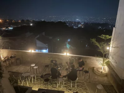 top 5+ cafe di ujung berung, cocok buat nongkrong dan seru-seruan!, 1. BaseCamp Cafe di Ujung Berung, 2. Koffie Kawan Coffee Living, 3. U-Berkopi, 4. D’Edge Coffee, 5. Roempi Coffee