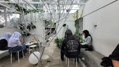 top 5+ cafe di ujung berung, cocok buat nongkrong dan seru-seruan!, 1. BaseCamp Cafe di Ujung Berung, 2. Koffie Kawan Coffee Living, 3. U-Berkopi, 4. D’Edge Coffee, 5. Roempi Coffee