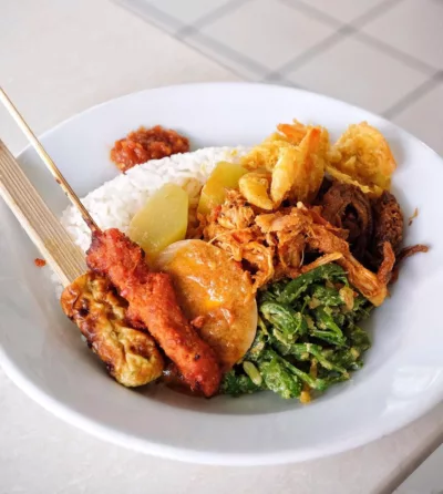top 5+ nasi campur bali paling populer, kamu wajib coba!, 1. Warung Wardani, 2. Nasi Campur Bali Bu Oki, 3. Nasi Ayam Kedewatan Ibu Mangku, 4. Rumah Makan Kedaton, 5. Nasi Bali Men Weti