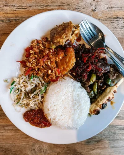 top 5+ nasi campur bali paling populer, kamu wajib coba!, 1. Warung Wardani, 2. Nasi Campur Bali Bu Oki, 3. Nasi Ayam Kedewatan Ibu Mangku, 4. Rumah Makan Kedaton, 5. Nasi Bali Men Weti