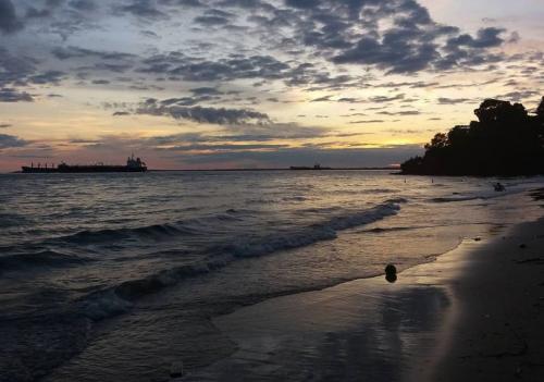 Pantai Banua Patra Balikpapan, 1. Pantai Melawai  Tempat yang terletak di Jalan Pelabuhan Semayang, Prapatan, Balikpapan Kota, Kota Balikpapan, Kalimantan Timur. Pantai yang menyuguhkan pemandangan oranye dari matahari terbenam. , 2. Pantai Serumpun   Pantai Serumpun berlokasi di Jalan Mulawarman, Kelurahan Teritip, Kecamatan Balikpapan Timur. Menyuguhkan pemandangan pantai yang indah nan asri. , 3. Pantai Lamaru  Jika Anda mencari tempat yang tenang, dan ingin mengasingkan diri dari hiruk-pikuk kota, pantai ini sangat direkomendasikan. , 4. Pantai Kemala  Pantai ini memiliki pemandangan yang sangat indah, dengan pasir putih yang membentang bersih. Pantai Kemala beralamat di Jalan Jenderal Sudirman. , 5. Pantai Banua Patra  Lomasinya berada di dekat Pantai Melawai, lokasinya yang strategis menjadikan pantai ini banyak dikunjungi wisatawan.   Pantai ini memiliki pasir putih yang lembut dan bercahaya, memiliki banyak bebatuan yang cukup populer di kalangan pengunjung. 