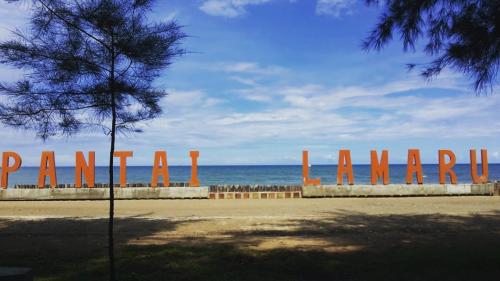 Pantai Lamaru, 1. Pantai Melawai  Tempat yang terletak di Jalan Pelabuhan Semayang, Prapatan, Balikpapan Kota, Kota Balikpapan, Kalimantan Timur. Pantai yang menyuguhkan pemandangan oranye dari matahari terbenam. , 2. Pantai Serumpun   Pantai Serumpun berlokasi di Jalan Mulawarman, Kelurahan Teritip, Kecamatan Balikpapan Timur. Menyuguhkan pemandangan pantai yang indah nan asri. , 3. Pantai Lamaru  Jika Anda mencari tempat yang tenang, dan ingin mengasingkan diri dari hiruk-pikuk kota, pantai ini sangat direkomendasikan. , 4. Pantai Kemala  Pantai ini memiliki pemandangan yang sangat indah, dengan pasir putih yang membentang bersih. Pantai Kemala beralamat di Jalan Jenderal Sudirman. , 5. Pantai Banua Patra  Lomasinya berada di dekat Pantai Melawai, lokasinya yang strategis menjadikan pantai ini banyak dikunjungi wisatawan.   Pantai ini memiliki pasir putih yang lembut dan bercahaya, memiliki banyak bebatuan yang cukup populer di kalangan pengunjung. 