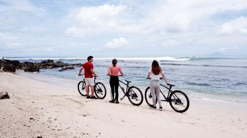 Pantai Tanjung Lesung, 1. Pantai MengantiBagi Anda yang pulang kampung ke Kebumen Jawa Tengah, bisa mampir ke Pantai Menganti. Pantai selatan satu ini, disebut-sebut keindahan dan pemandangannya hampir serupa dengan di Uluwatu Bali., 2. Pantai PlengkungPantai Plengkung, atau lebih dikenal dengan nama G-Land, adalah pantai yang terletak dalam kawasan Taman Nasional Alas Purwo, Kabupaten Banyuwangi, Jawa Timur., 3. Tanjung LesungSelanjutnya adalah Pantai Tanjung Lesung, yang berlokasi di Tanjung Jaya, Kecamatan Panimbang ini termasuk destinasi yang Banten. Meskipun letaknya cukup tersembunyi, nyatanya pantai ini memiliki banyak keindahan yang memuaskan., 4. Pantai Ujung GentengSukabumi, Jawa Barat memiliki banyak destinasi wisata alam yang indah, dan menarik. Salah satunya adalah Pantai Ujung Genteng. Tempat ini jadi bagian kawasan pariwisata yang banyak diminati, lho., 5. Pelabuhan RatuKemudian bagi Anda yang akan mudik melalui jalur Sukabumi, Jawa Barat bisa berhenti sejenak dan mampir ke Pantai Pelabuhan Ratu. 