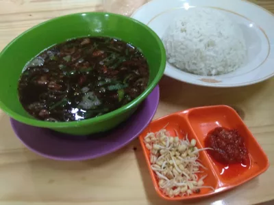 top 5+ rawon enak di jakarta yang bikin nagih, 1. Rawone, 2. Rawon Manten Jatinegara, 3. Kantin Rujak Cingur Pak Hadi, 4. Bakso Bakwan Malang dan Nasi Rawon M. Suyudi, 5. Raja Rawon DIA