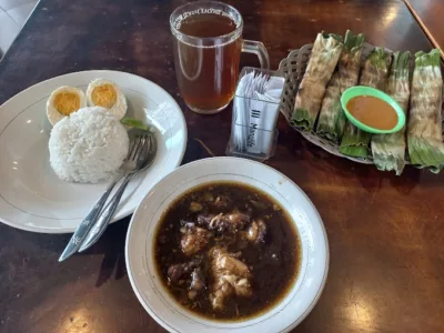 top 5+ rawon enak di jakarta yang bikin nagih, 1. Rawone, 2. Rawon Manten Jatinegara, 3. Kantin Rujak Cingur Pak Hadi, 4. Bakso Bakwan Malang dan Nasi Rawon M. Suyudi, 5. Raja Rawon DIA