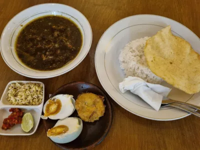 top 5+ rawon enak di jakarta yang bikin nagih, 1. Rawone, 2. Rawon Manten Jatinegara, 3. Kantin Rujak Cingur Pak Hadi, 4. Bakso Bakwan Malang dan Nasi Rawon M. Suyudi, 5. Raja Rawon DIA
