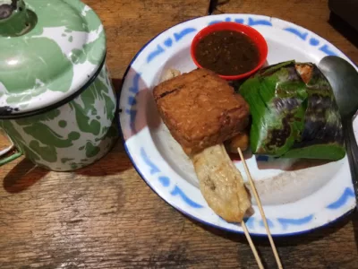top 5+ rekomendasi angkringan di jakarta timur untuk kamu kunjungi, 1. Angkringan Layur, 2. Angkringan Nasi Kucing Sekawan, 3. Angkringan Janda Saba Kota Jatinegara 02, 4. Angkringan Sruput , 5. Angkringan Jasmerah