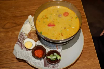 top 5+ rekomendasi soto betawi jakarta pusat yang lezat, 1. Soto Betawi Globe H. Oji , 2. Soto Betawi H. Ma’ruf , 3. Harum Manis, 4. Soto Betawi Roxy Dawarsa, 5. Sate Khas Senayan