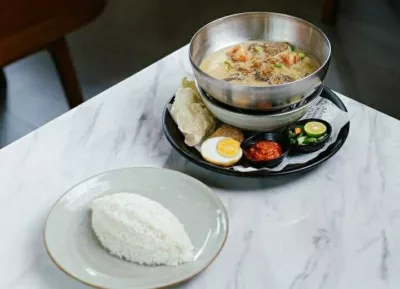 top 5+ rekomendasi soto betawi jakarta pusat yang lezat, 1. Soto Betawi Globe H. Oji , 2. Soto Betawi H. Ma’ruf , 3. Harum Manis, 4. Soto Betawi Roxy Dawarsa, 5. Sate Khas Senayan