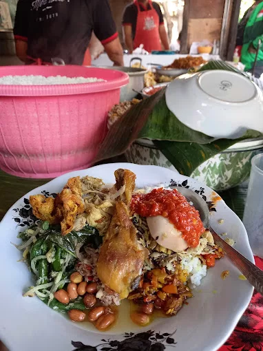 top 5+ rekomendasi tempat sarapan di bali, ada yang legendaris!, 1. Warung Nasi Ayam Bu Weti, 2. Milk &amp; Madu, 3. Nasi Pecel Bu Tinuk, 4. Sisterfields, 5. Ne Men Gabrug