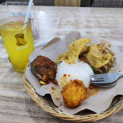 top 5+ rekomendasi tempat sarapan di bali, ada yang legendaris!, 1. Warung Nasi Ayam Bu Weti, 2. Milk &amp; Madu, 3. Nasi Pecel Bu Tinuk, 4. Sisterfields, 5. Ne Men Gabrug