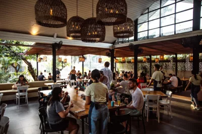 top 5+ rekomendasi tempat sarapan di bali, ada yang legendaris!, 1. Warung Nasi Ayam Bu Weti, 2. Milk &amp; Madu, 3. Nasi Pecel Bu Tinuk, 4. Sisterfields, 5. Ne Men Gabrug