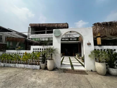 top 5+ restoran di cibinong, nuansa pantai sampai pedesaan, 1. eNthree Coffee &amp; Kitchen, 2. Payung Hujan, 3. Saung Berkah, 4. Sunshine Cafe &amp; Resto, 5. Imperial Kitchen