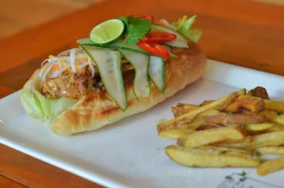 top 5+ restoran halal di bali terenak, gak perlu bingung lagi!, 1. Ayam Betutu Ibu Nia, 2. Ayam Bakar Taliwang Baru, 3. Warung Muslim Moro Seneng Ibu Tien, 4. Grill &amp; Canai , 5. Halal Ubud Burger
