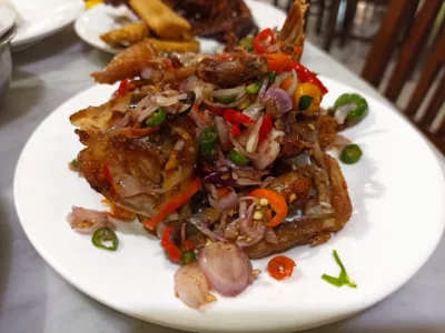 top 5+ restoran halal di bali terenak, gak perlu bingung lagi!, 1. Ayam Betutu Ibu Nia, 2. Ayam Bakar Taliwang Baru, 3. Warung Muslim Moro Seneng Ibu Tien, 4. Grill &amp; Canai , 5. Halal Ubud Burger