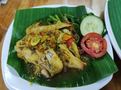 top 5+ restoran halal di bali terenak, gak perlu bingung lagi!, 1. Ayam Betutu Ibu Nia, 2. Ayam Bakar Taliwang Baru, 3. Warung Muslim Moro Seneng Ibu Tien, 4. Grill &amp; Canai , 5. Halal Ubud Burger