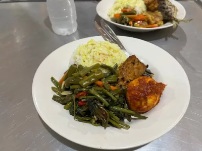 top 5+ restoran halal di bali terenak, gak perlu bingung lagi!, 1. Ayam Betutu Ibu Nia, 2. Ayam Bakar Taliwang Baru, 3. Warung Muslim Moro Seneng Ibu Tien, 4. Grill &amp; Canai , 5. Halal Ubud Burger