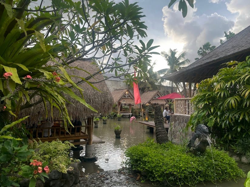 top 5+ restoran keluarga di denpasar, kids-friendly dan nyaman!, 1. Goemerot Restaurant, 2. Bron Cafe, 3. Warung Ongan Asri Ikan Bakar Jimbaran, 4. Bendega Restaurant, 5. Segara Bambu Restaurant