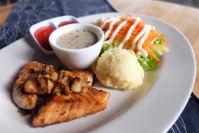 top 5+ restoran keluarga di denpasar, kids-friendly dan nyaman!, 1. Goemerot Restaurant, 2. Bron Cafe, 3. Warung Ongan Asri Ikan Bakar Jimbaran, 4. Bendega Restaurant, 5. Segara Bambu Restaurant