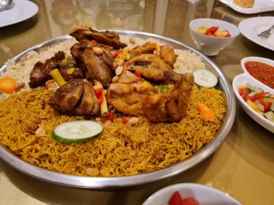 top 5+ restoran keluarga di jakarta timur, pilihan makanannya beragam!, 1. Hakuna Matata, 2. Teras Rumah Nenek, 3. Dapua Balairung Resto, 4. Ajwad Resto, 5. Riung Tenda