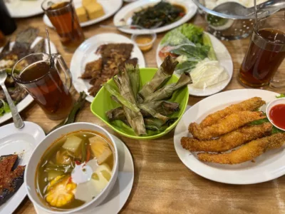 top 5+ restoran keluarga di jakarta timur, pilihan makanannya beragam!, 1. Hakuna Matata, 2. Teras Rumah Nenek, 3. Dapua Balairung Resto, 4. Ajwad Resto, 5. Riung Tenda