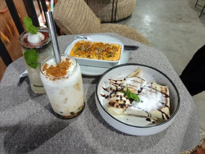 top 5+ restoran keluarga di jakarta timur, pilihan makanannya beragam!, 1. Hakuna Matata, 2. Teras Rumah Nenek, 3. Dapua Balairung Resto, 4. Ajwad Resto, 5. Riung Tenda