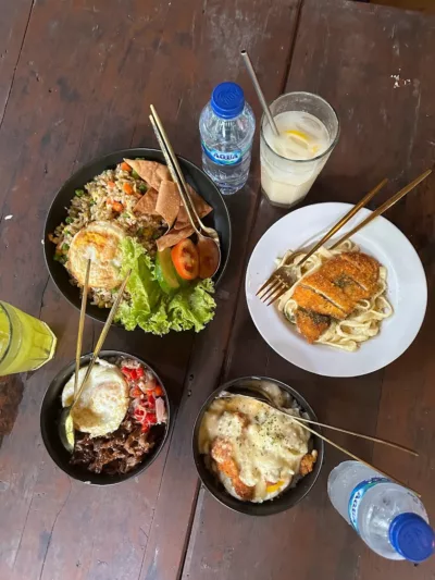 top 5+ restoran keluarga di jakarta timur, pilihan makanannya beragam!, 1. Hakuna Matata, 2. Teras Rumah Nenek, 3. Dapua Balairung Resto, 4. Ajwad Resto, 5. Riung Tenda