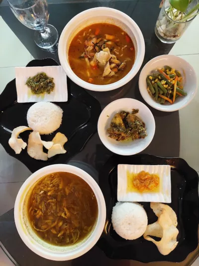 top 5+ restoran keluarga di jakarta timur, pilihan makanannya beragam!, 1. Hakuna Matata, 2. Teras Rumah Nenek, 3. Dapua Balairung Resto, 4. Ajwad Resto, 5. Riung Tenda