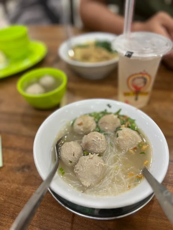 top 6+ rekomendasi bakso jakarta timur yang rasanya gurih dan mantap